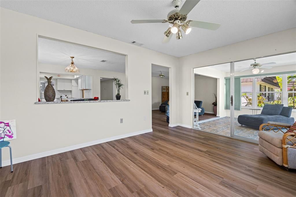 Active With Contract: $215,000 (2 beds, 2 baths, 1332 Square Feet)