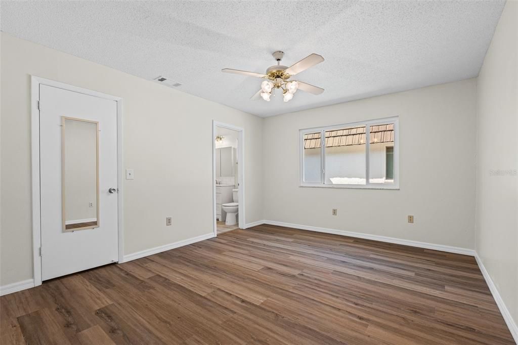 Active With Contract: $215,000 (2 beds, 2 baths, 1332 Square Feet)