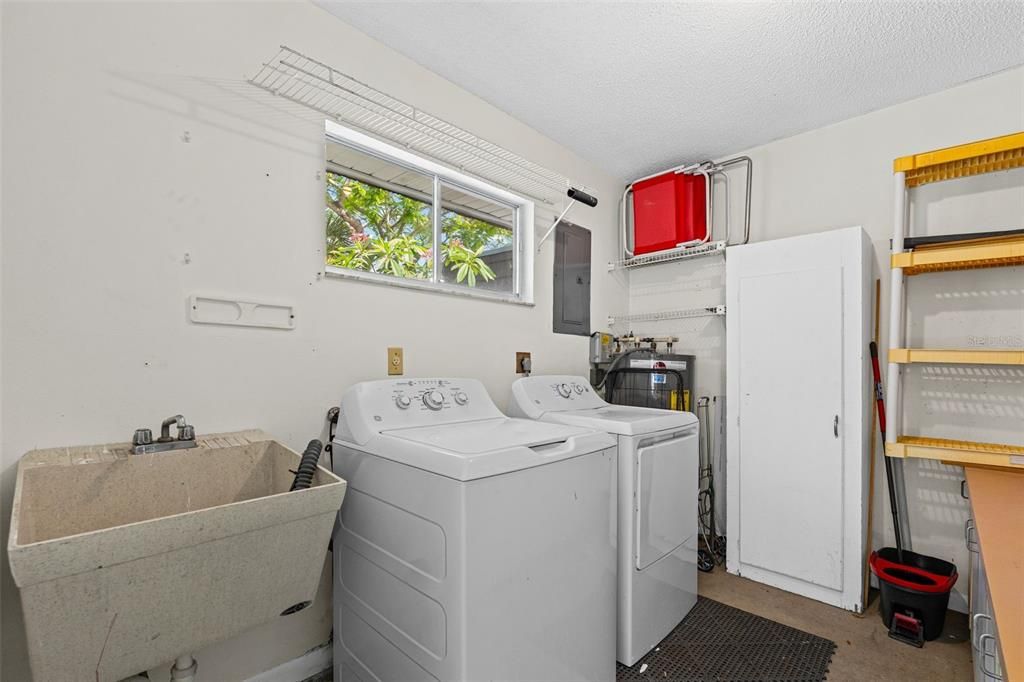 Active With Contract: $215,000 (2 beds, 2 baths, 1332 Square Feet)