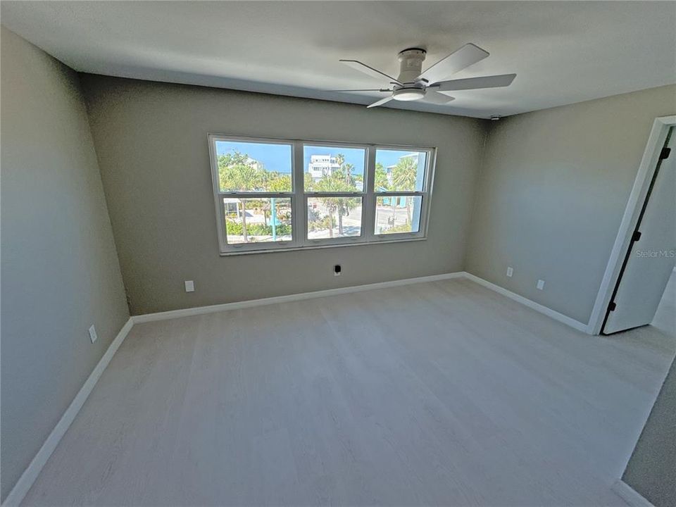 For Sale: $329,900 (2 beds, 1 baths, 754 Square Feet)