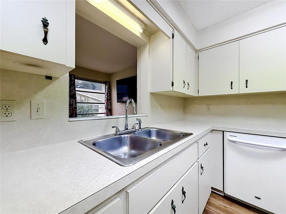 For Sale: $154,900 (2 beds, 2 baths, 1411 Square Feet)