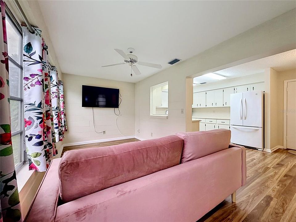 For Sale: $154,900 (2 beds, 2 baths, 1411 Square Feet)