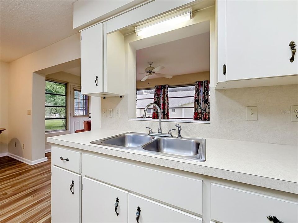 For Sale: $154,900 (2 beds, 2 baths, 1411 Square Feet)