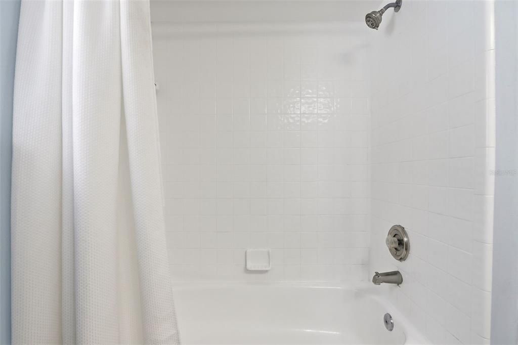 Activo con contrato: $524,900 (4 camas, 2 baños, 2353 Pies cuadrados)