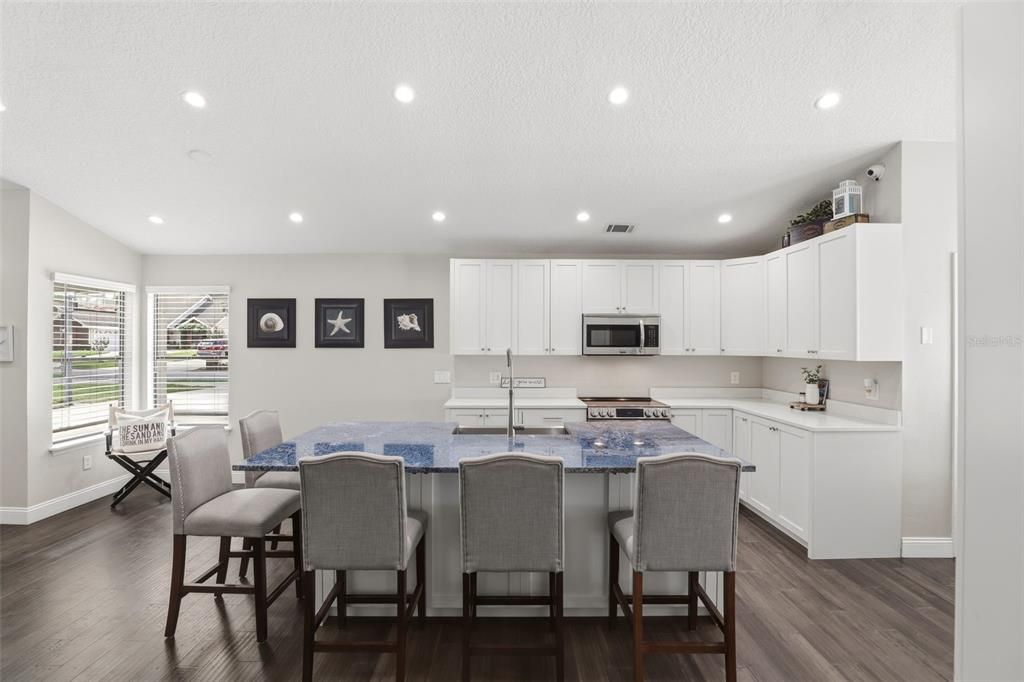 Activo con contrato: $524,900 (4 camas, 2 baños, 2353 Pies cuadrados)