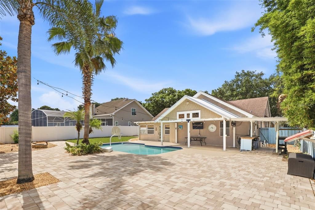 Activo con contrato: $524,900 (4 camas, 2 baños, 2353 Pies cuadrados)
