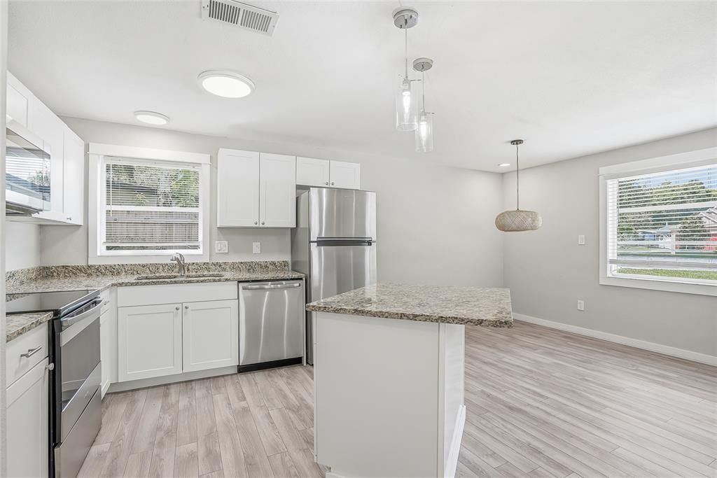 For Sale: $310,000 (2 beds, 1 baths, 959 Square Feet)