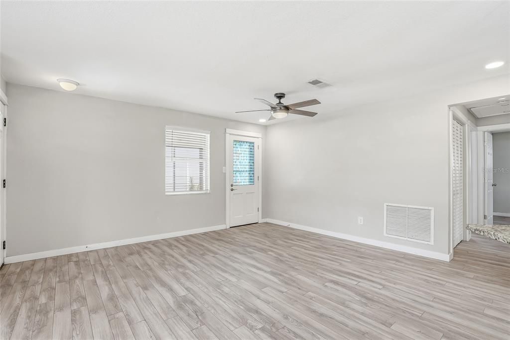 For Sale: $310,000 (2 beds, 1 baths, 959 Square Feet)
