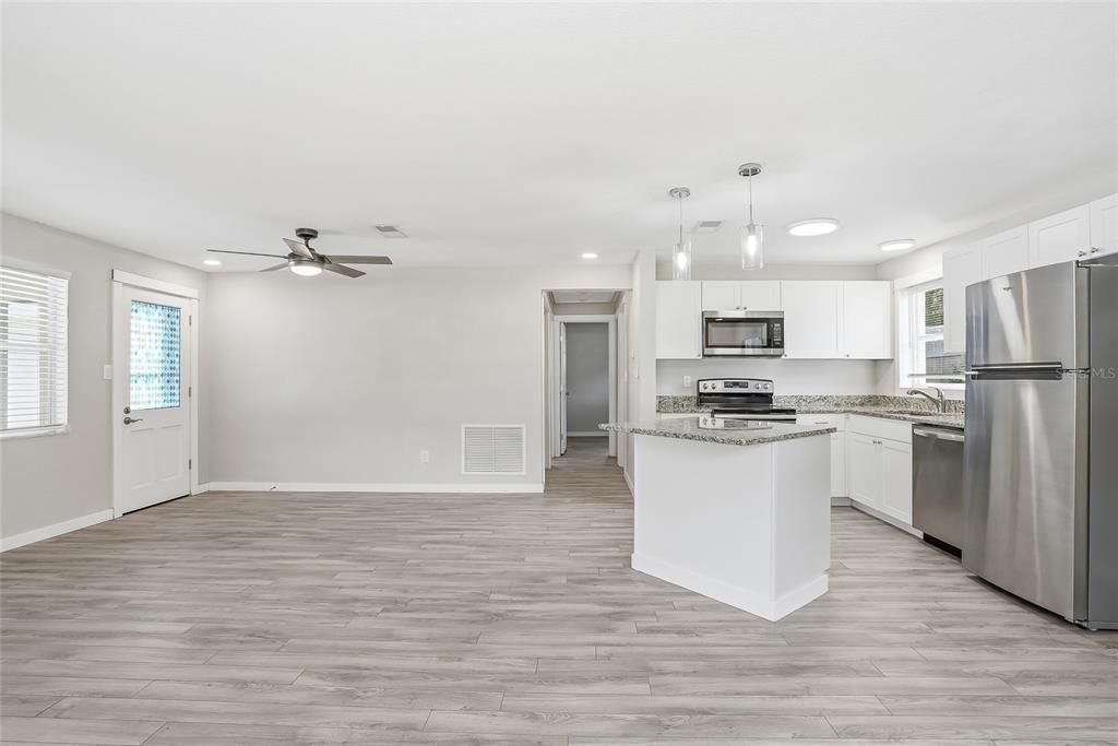 For Sale: $310,000 (2 beds, 1 baths, 959 Square Feet)