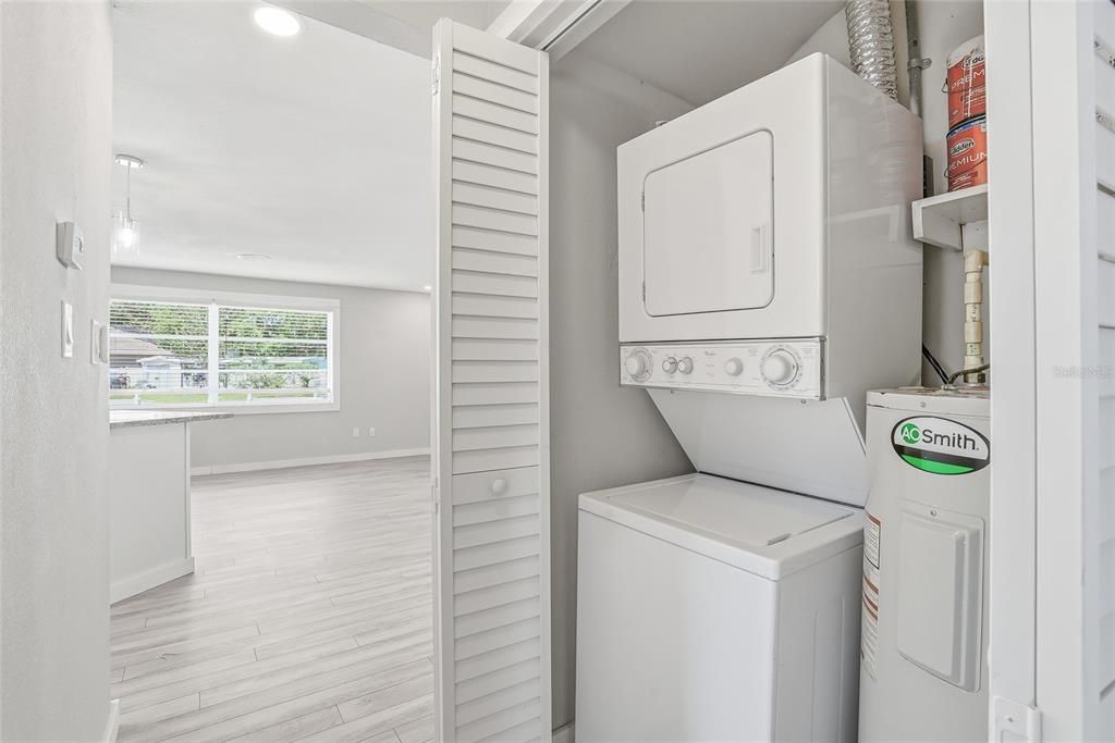 For Sale: $310,000 (2 beds, 1 baths, 959 Square Feet)
