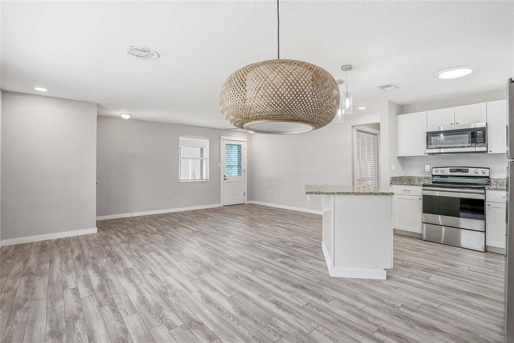 For Sale: $310,000 (2 beds, 1 baths, 959 Square Feet)