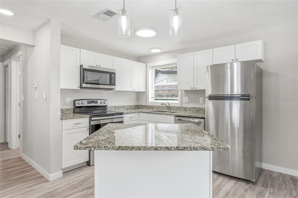 For Sale: $310,000 (2 beds, 1 baths, 959 Square Feet)