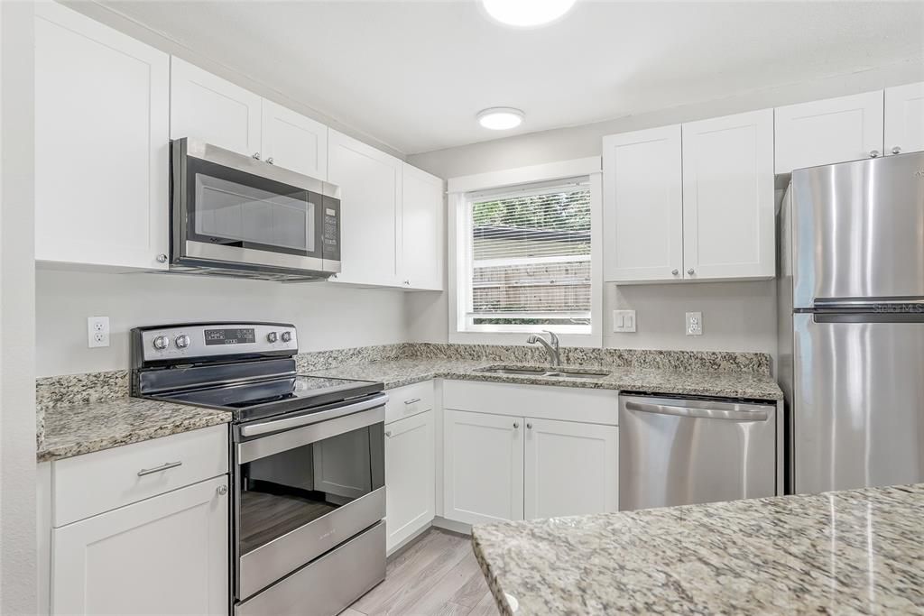 For Sale: $310,000 (2 beds, 1 baths, 959 Square Feet)