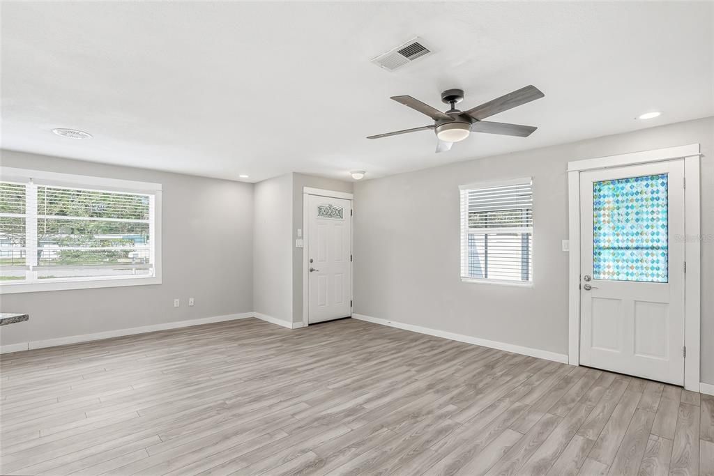 For Sale: $310,000 (2 beds, 1 baths, 959 Square Feet)
