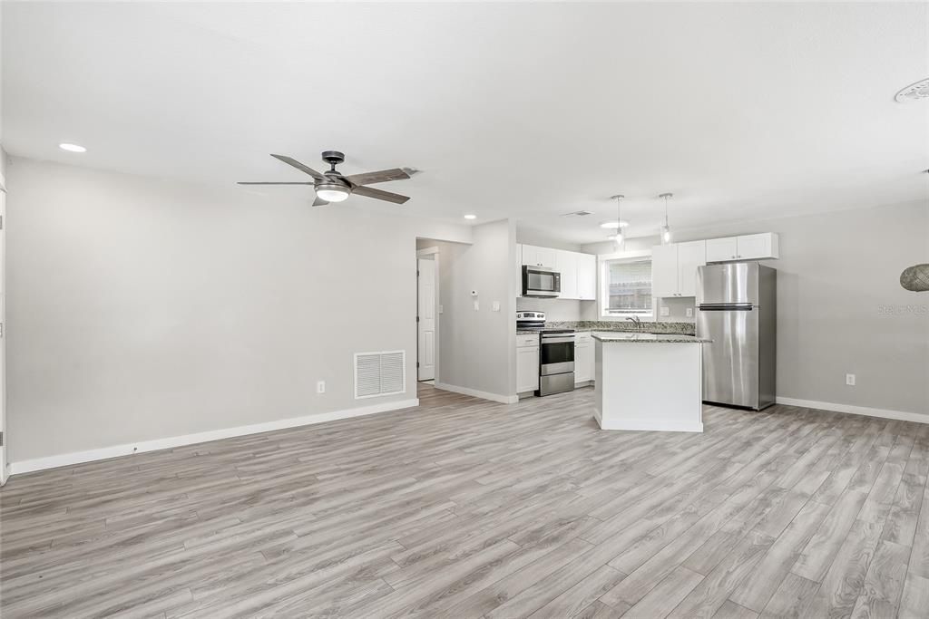 For Sale: $310,000 (2 beds, 1 baths, 959 Square Feet)