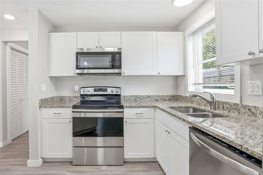 For Sale: $310,000 (2 beds, 1 baths, 959 Square Feet)