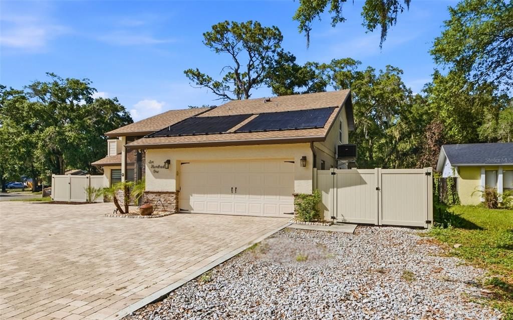 For Sale: $599,000 (4 beds, 2 baths, 1952 Square Feet)