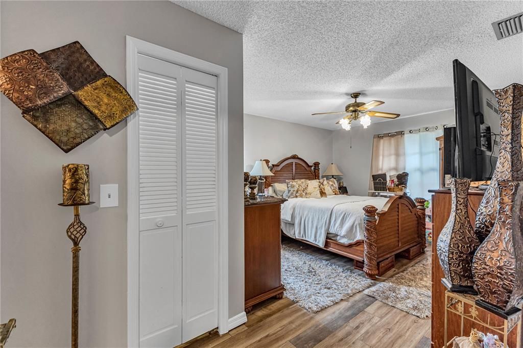 For Sale: $264,900 (2 beds, 2 baths, 1354 Square Feet)