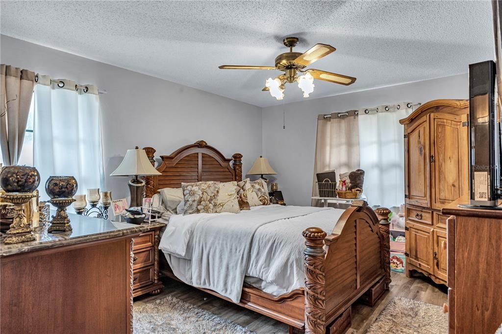 For Sale: $264,900 (2 beds, 2 baths, 1354 Square Feet)