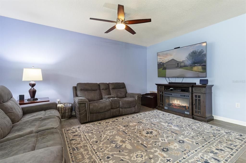 For Sale: $295,000 (3 beds, 2 baths, 1676 Square Feet)