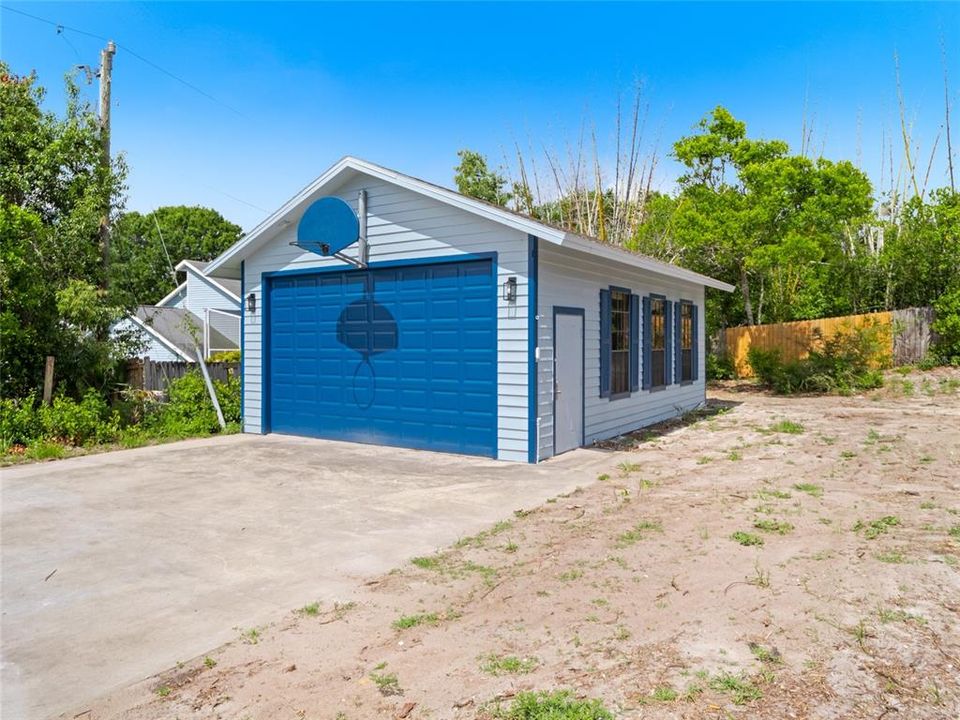 Active With Contract: $549,900 (3 beds, 2 baths, 2586 Square Feet)