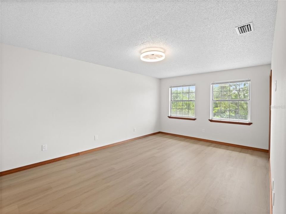 Active With Contract: $549,900 (3 beds, 2 baths, 2586 Square Feet)