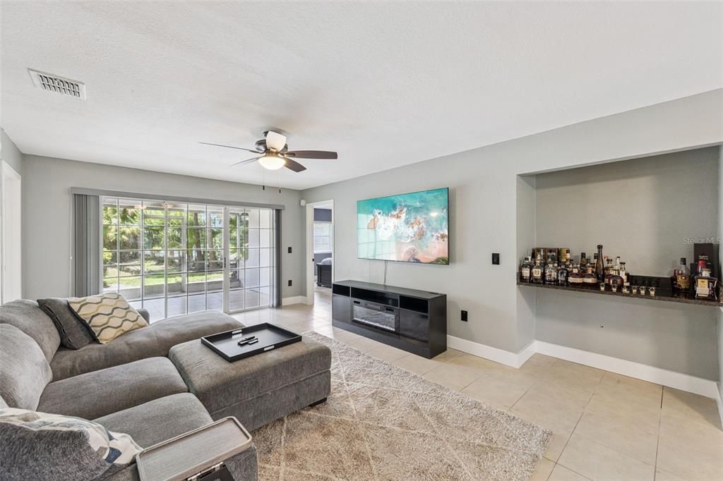 For Sale: $199,000 (2 beds, 2 baths, 1365 Square Feet)