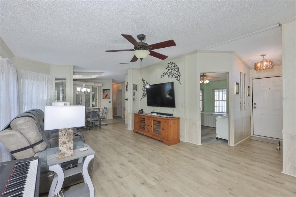 For Sale: $179,000 (2 beds, 2 baths, 1329 Square Feet)
