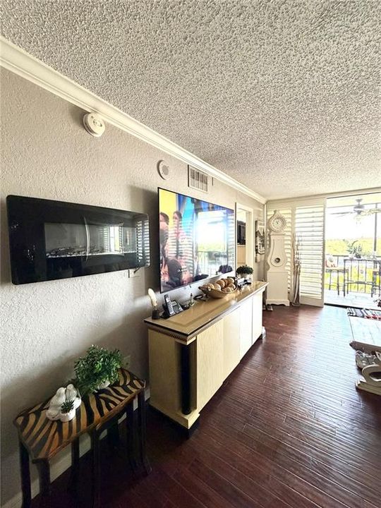 For Sale: $215,000 (2 beds, 2 baths, 960 Square Feet)