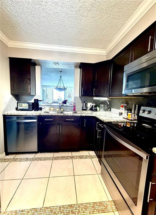For Sale: $215,000 (2 beds, 2 baths, 960 Square Feet)