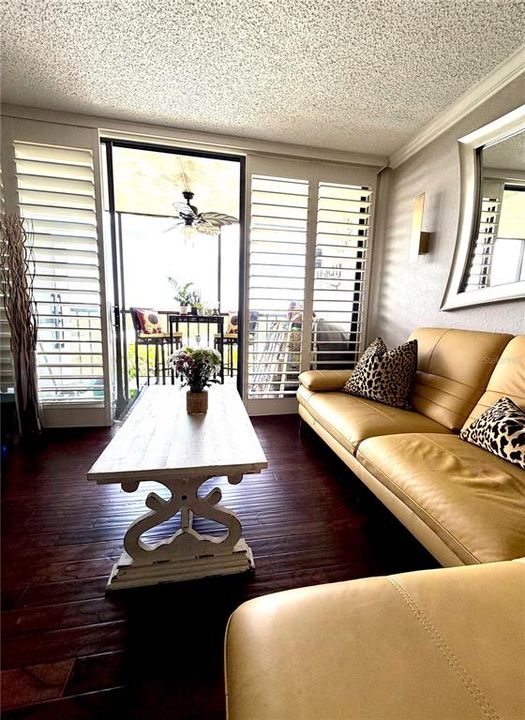 For Sale: $215,000 (2 beds, 2 baths, 960 Square Feet)