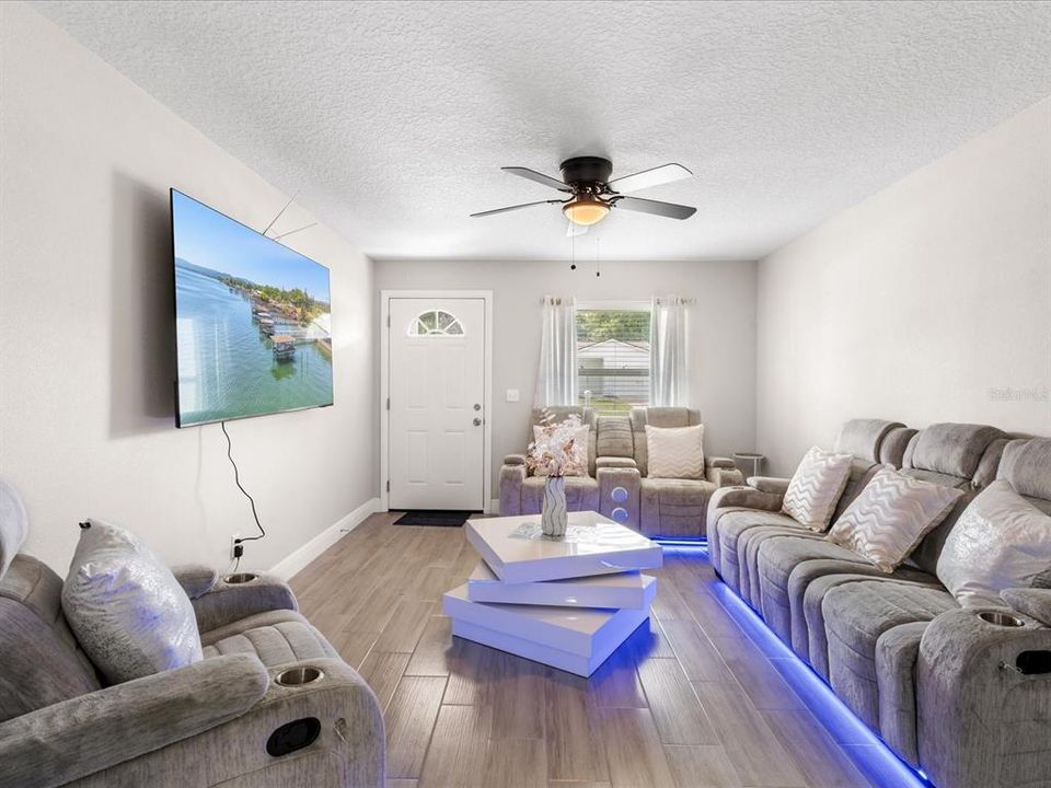 For Rent: $2,100 (3 beds, 2 baths, 1170 Square Feet)