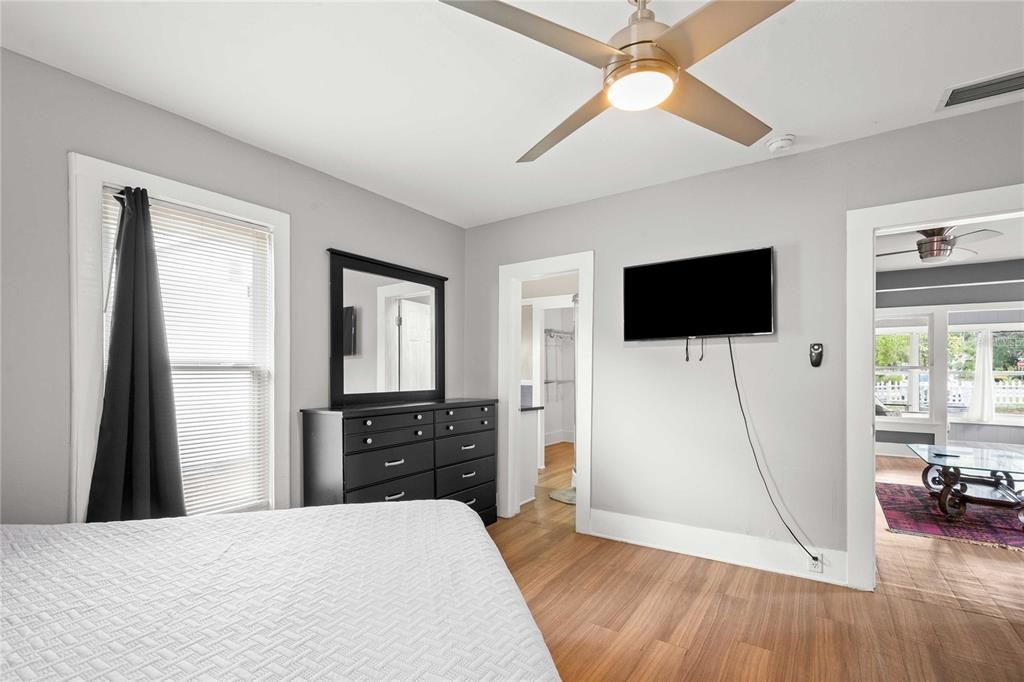 For Sale: $223,000 (2 beds, 1 baths, 776 Square Feet)