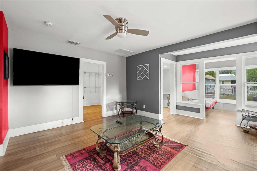 For Sale: $223,000 (2 beds, 1 baths, 776 Square Feet)