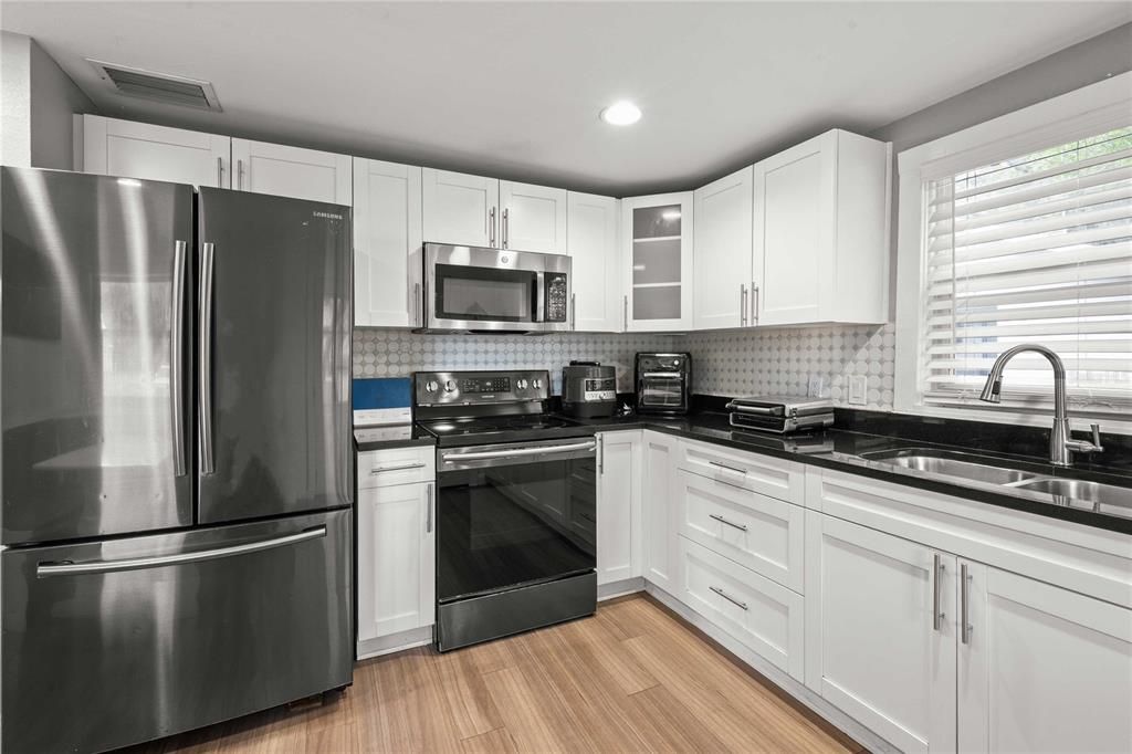 For Sale: $223,000 (2 beds, 1 baths, 776 Square Feet)