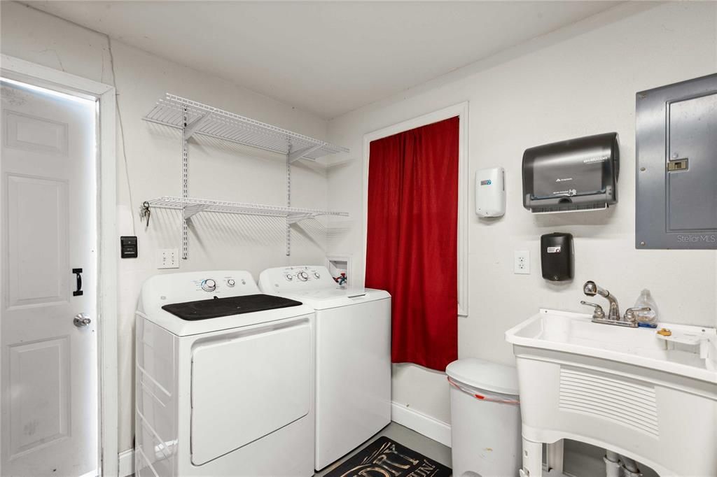 For Sale: $223,000 (2 beds, 1 baths, 776 Square Feet)