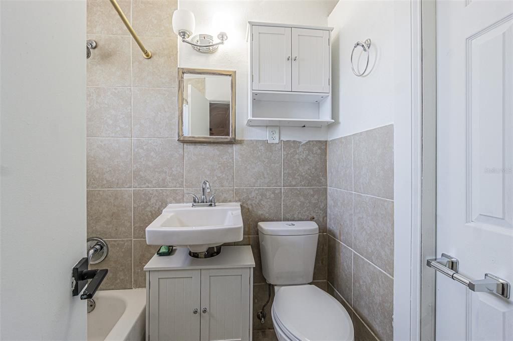 For Sale: $425,000 (4 beds, 1 baths, 1288 Square Feet)