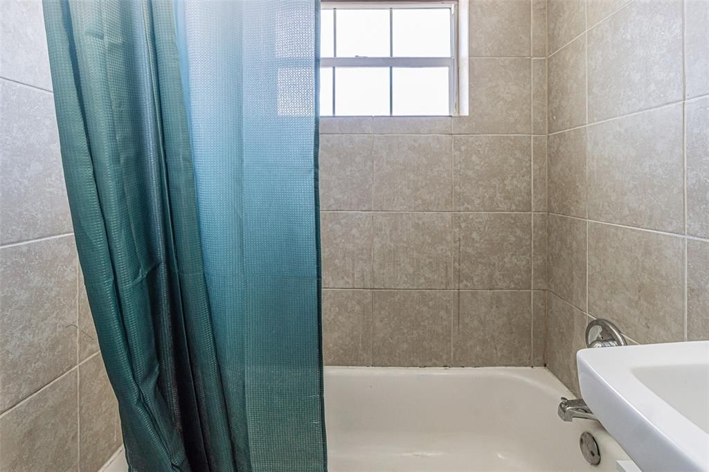 For Sale: $425,000 (4 beds, 1 baths, 1288 Square Feet)