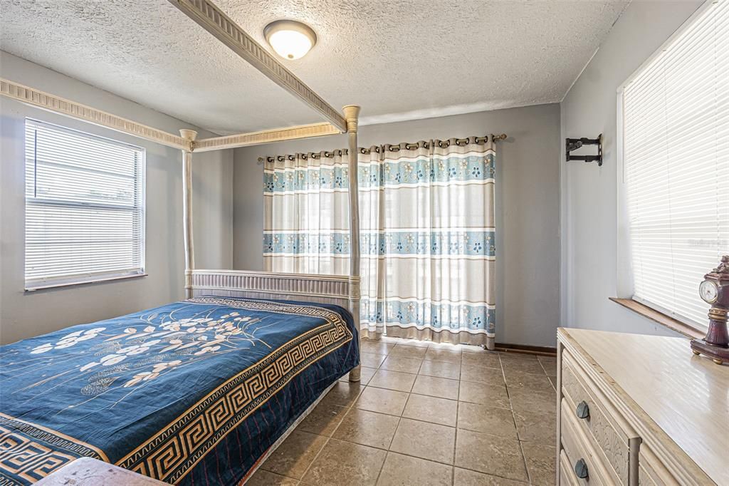 For Sale: $425,000 (4 beds, 1 baths, 1288 Square Feet)