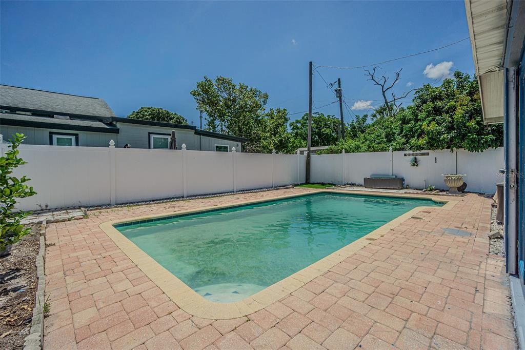 For Sale: $425,000 (4 beds, 1 baths, 1288 Square Feet)