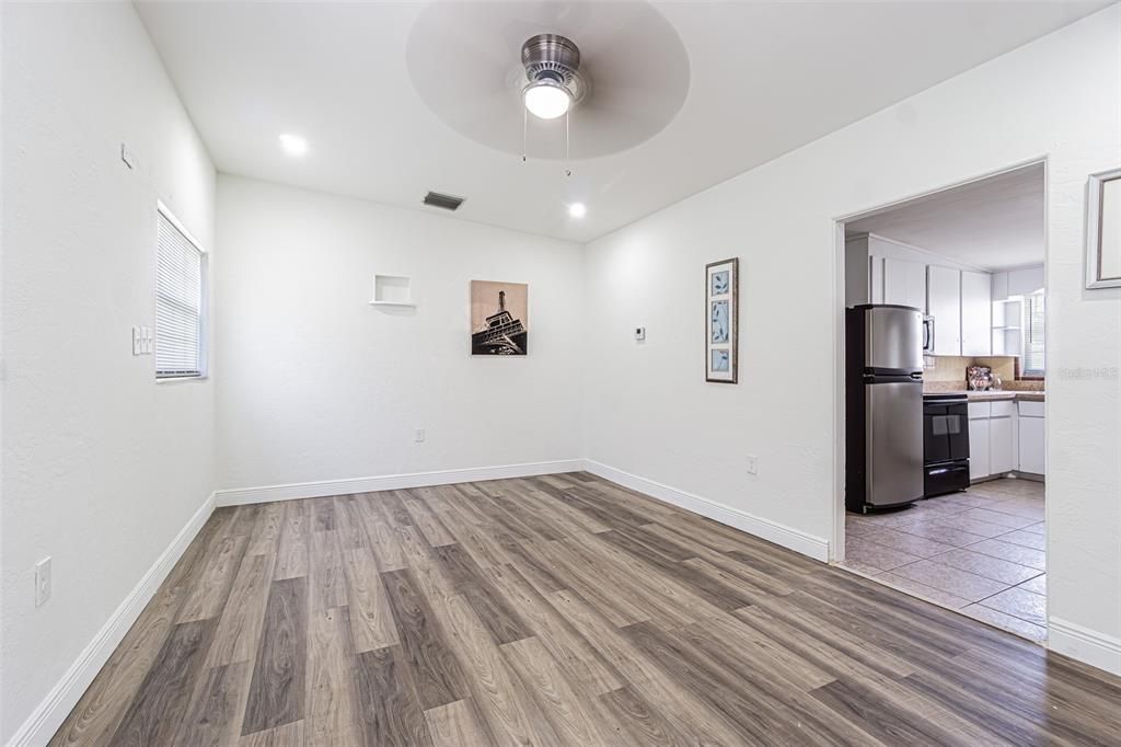 For Sale: $425,000 (4 beds, 1 baths, 1288 Square Feet)