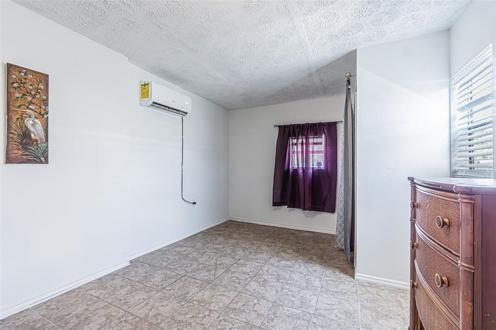 For Sale: $425,000 (4 beds, 1 baths, 1288 Square Feet)