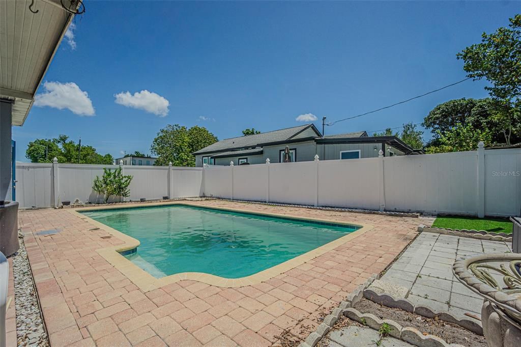 For Sale: $425,000 (4 beds, 1 baths, 1288 Square Feet)