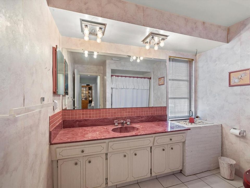 Activo con contrato: $429,900 (3 camas, 2 baños, 1665 Pies cuadrados)
