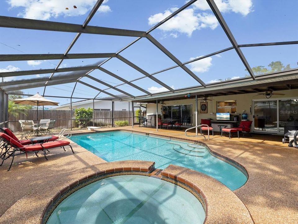 Activo con contrato: $429,900 (3 camas, 2 baños, 1665 Pies cuadrados)