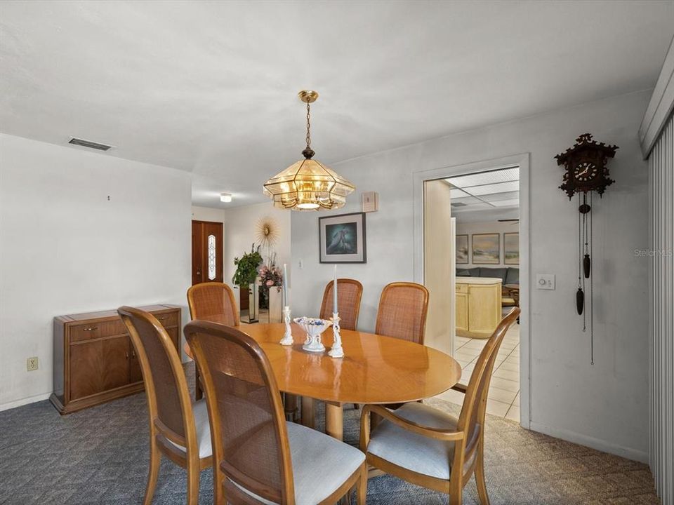Activo con contrato: $429,900 (3 camas, 2 baños, 1665 Pies cuadrados)