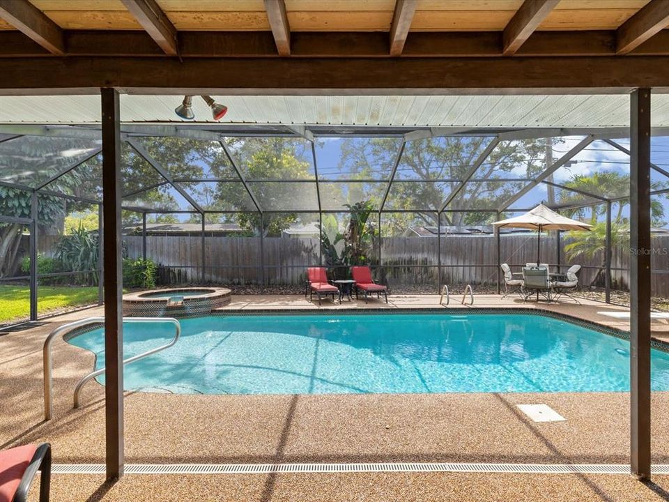 Activo con contrato: $429,900 (3 camas, 2 baños, 1665 Pies cuadrados)