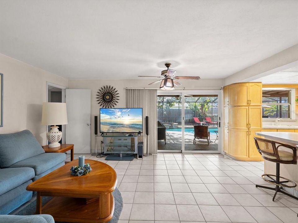 Activo con contrato: $429,900 (3 camas, 2 baños, 1665 Pies cuadrados)