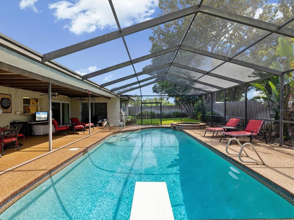Activo con contrato: $429,900 (3 camas, 2 baños, 1665 Pies cuadrados)