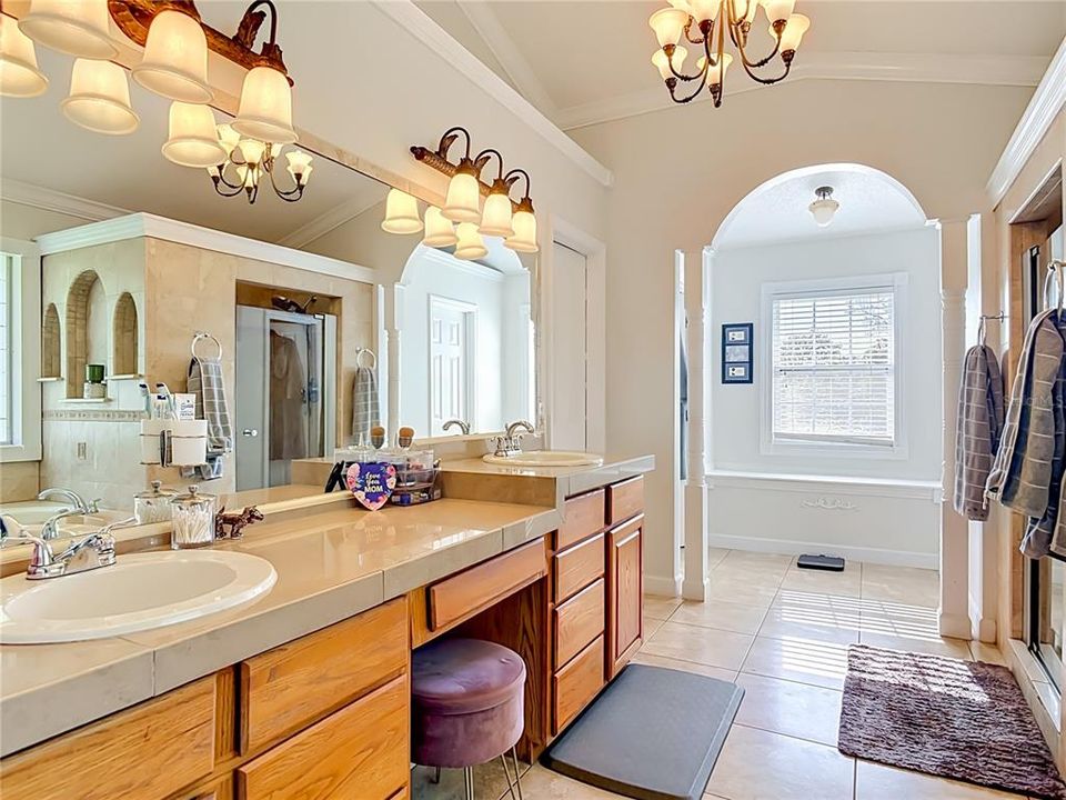 For Sale: $524,900 (5 beds, 2 baths, 2526 Square Feet)